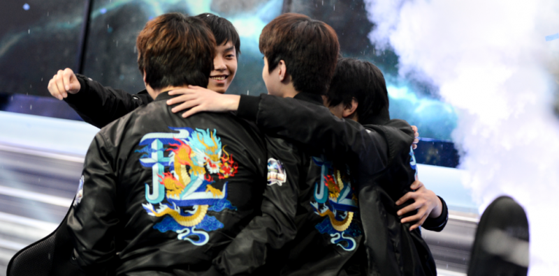 Imagem da EDG vencendo o MSI 2015 de LoL