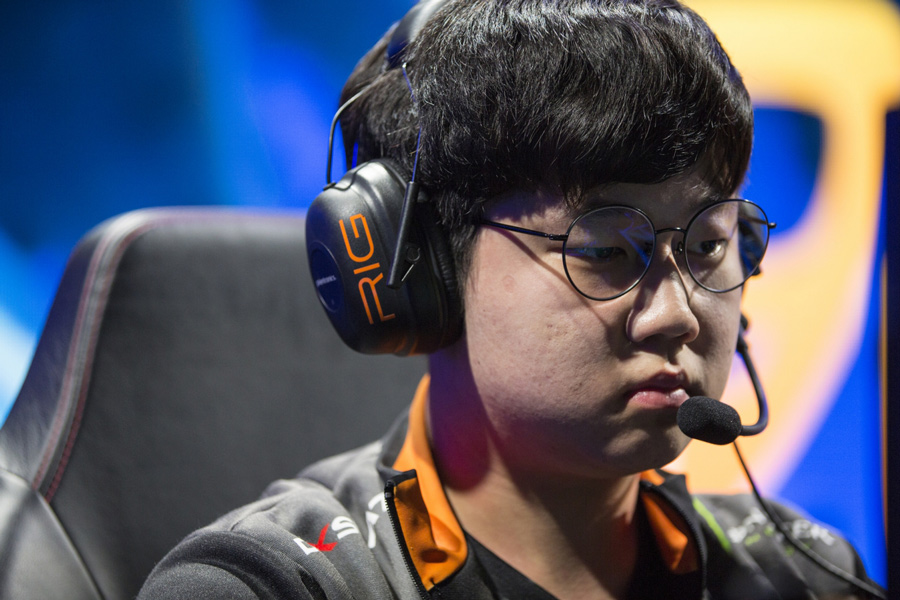 Imagem do jogador Huni co um headset no palco da LCS EU