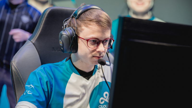 Imagem de Jensen com o uniforme da Cloud9