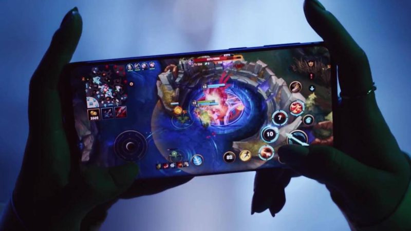 Mãos segurando um celular com o jogo Wild Rift para ilustrar matéria da China