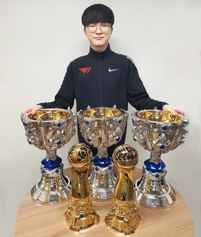 Faker na frente dos seus troféus do MSI e Worlds