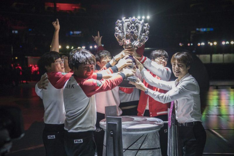 SKT T1 lifting the Worlds 2016 champion cup