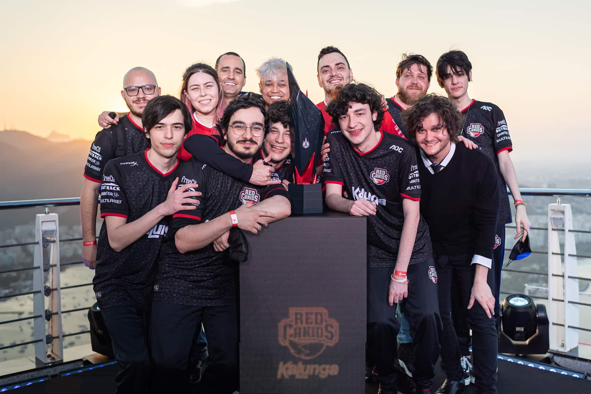 Foto da REd Kalunga comemorando o título do CBLOL 2021