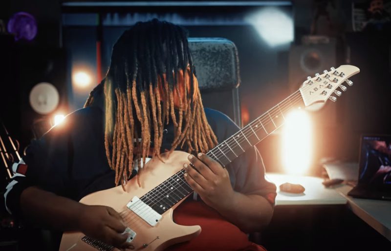 Tre WAtson, guitarrista do Pentakill, em seu vídeo tocando a música Aftershock