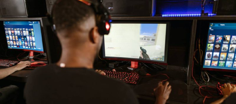 Jogador disputando partida de Counter Strike