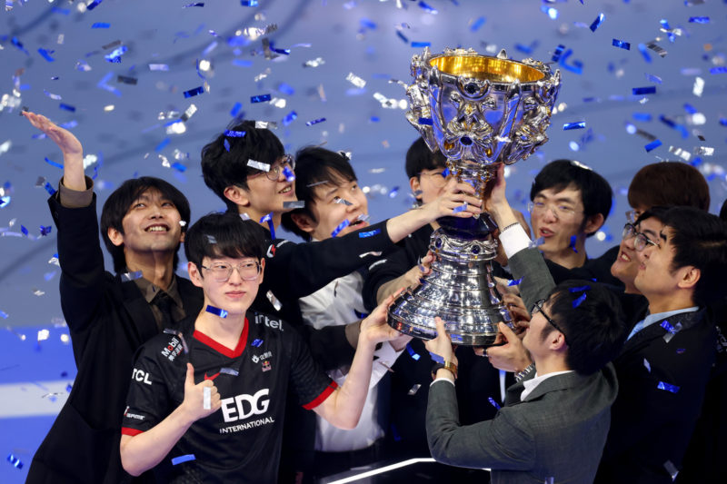 Foto da EDG levantando a taça do Worlds 2021 