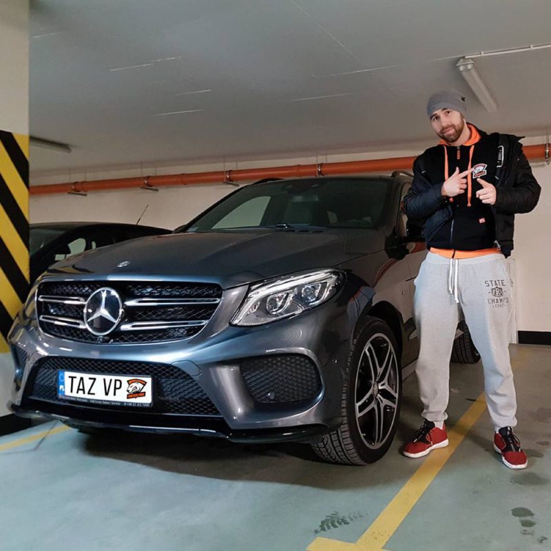 TaZ com o Mercedes que recebeu do dono da Virtus.pro