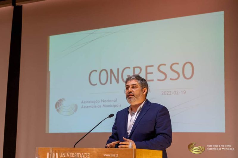 Imagem do deputado de Portugal André Pinotes Batista, torcedor da paiN Gaming