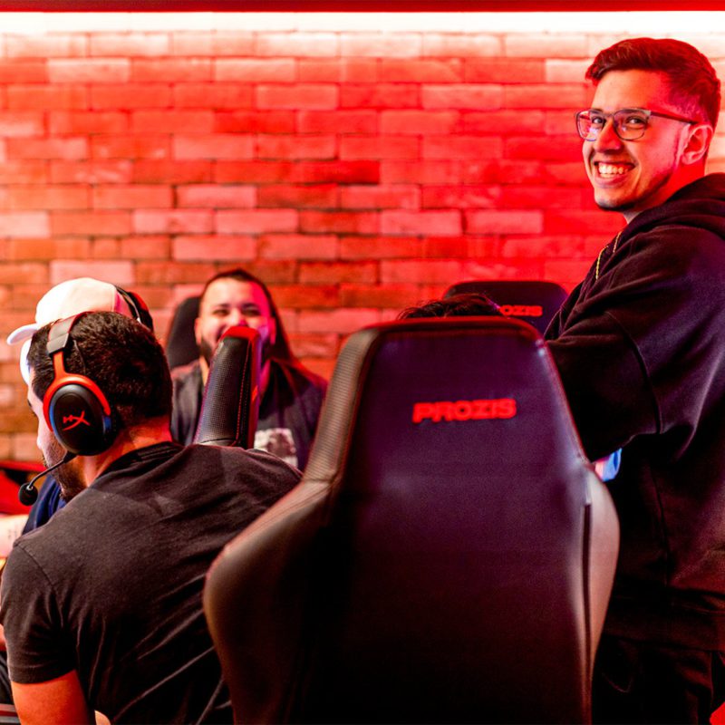 leo_drk com coldzera e o treinador Righi