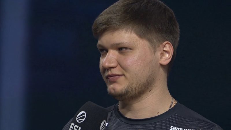 Imagem do jogador s1mple durante discurso na IEM Katowice 15 de CSGO