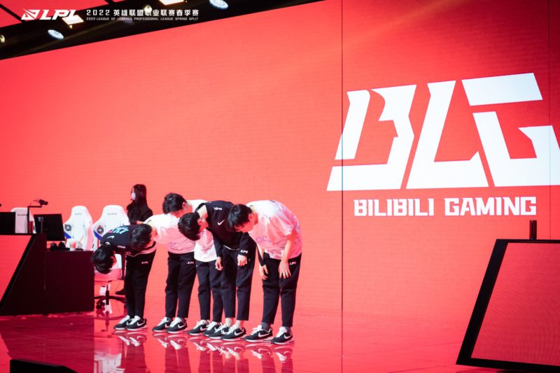 Imagem do time da Bilibili gaming na LPL 2022