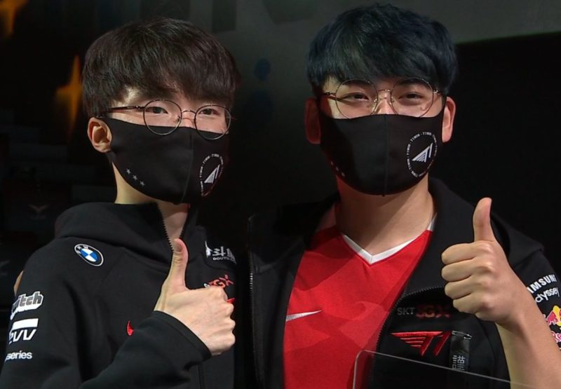 Imagem dos jogadores Faker e Gumayusi, da T1