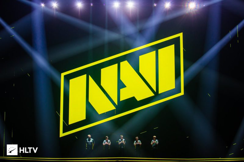 Imagem da logo da NAVI estampada em um tel~ao de campéonato de CSGO 