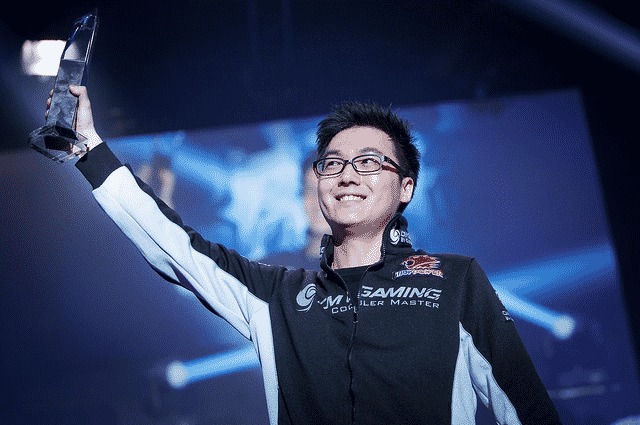 Imagem de Polt, manager da T1, levantando um troféu de StarCraft