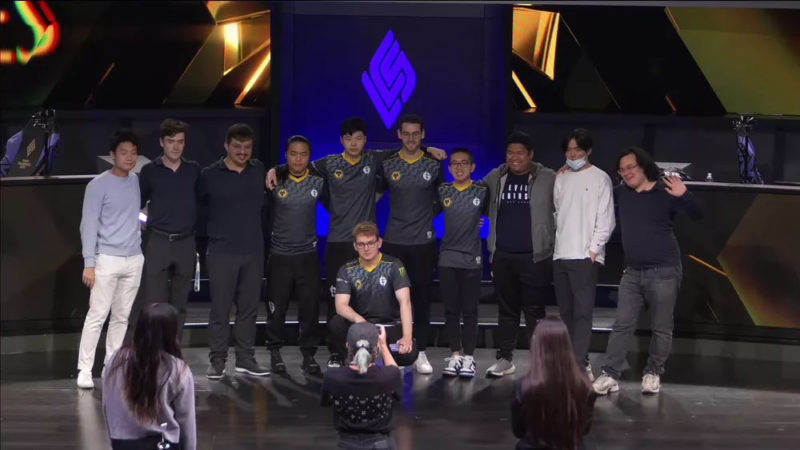 Imagem do tiem da Evil Geniuses com a taça da LCS 2022