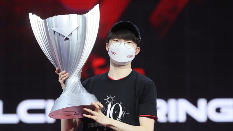 Imagem de FAker segurando a taça da LCK 2022