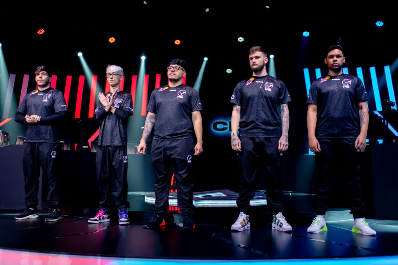 Imagem do time da FURIA no palco do CBLOL 2022