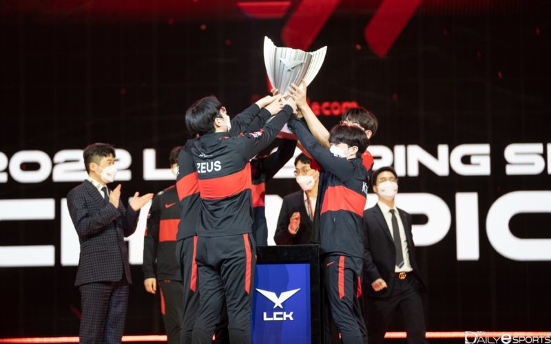 Imagem do time de LoL da T1 com o troféu da LCK 2022