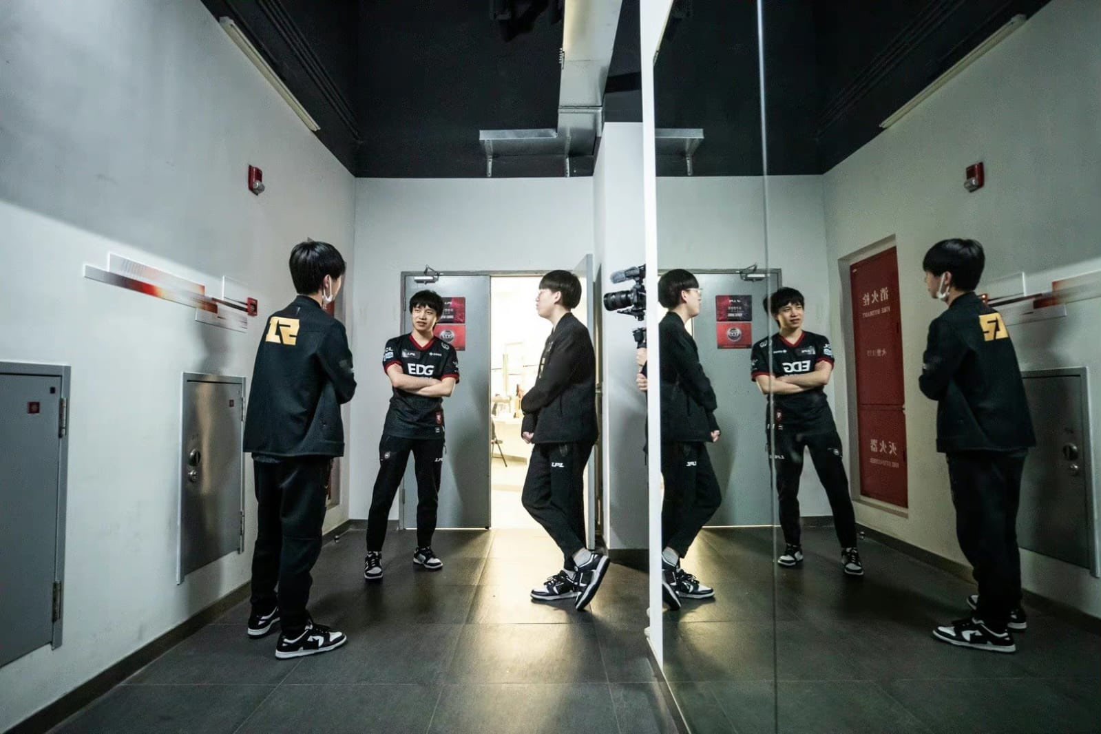 Imagem de jogadores da EDG e RNG conversando 