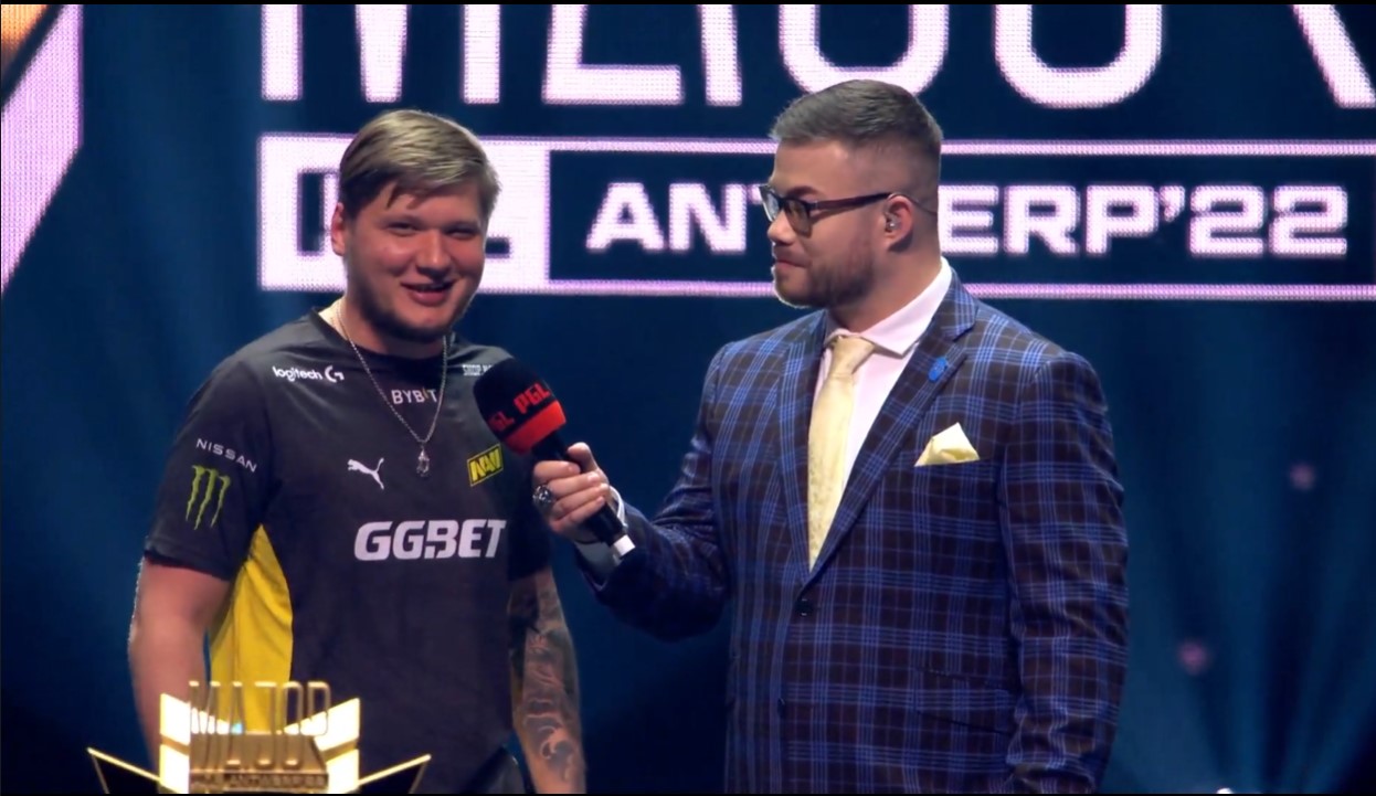 Imagem de S1mple no palco da PGL NMajor Antwerp 2022 cantando ai se eu te pego