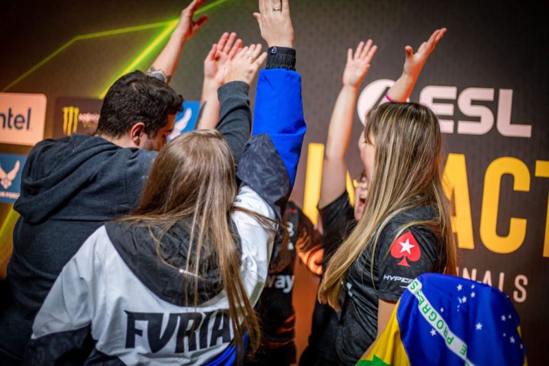 Equipe da FURIA no palco da ESL Impact