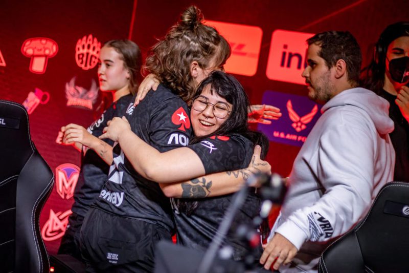 olga e kaah se abraçam após vitória da furia na esl impact