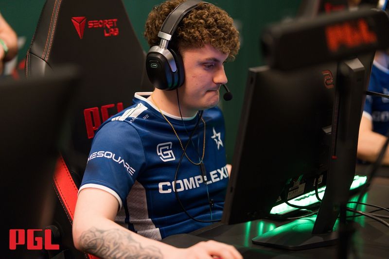 junior da complexity durante partida no rmr do pgl major antwerp 2022
