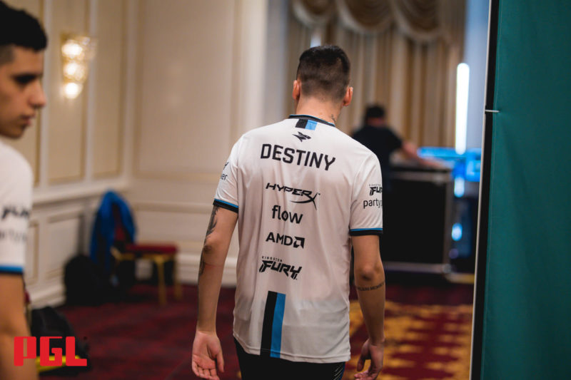 imagem de destiny da isurus andando nos corredos do rmr das américas do PGL Major antwerp 2022