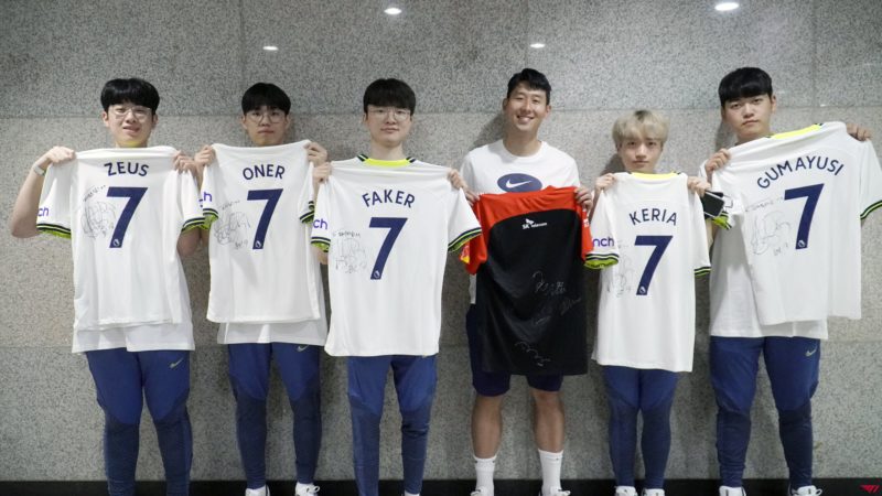 Imagem dos jogadores da T1 com o Son Heung-min
