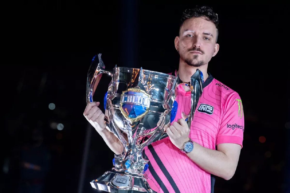 Imagem do jogador micaO segurando um troféu do CBLOL