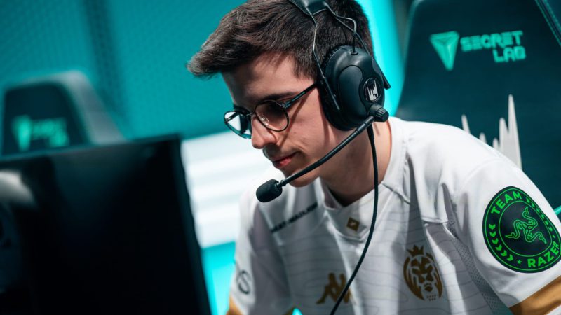 Elyoya, da MAD Lions, sentado em frente com computador e concentrado