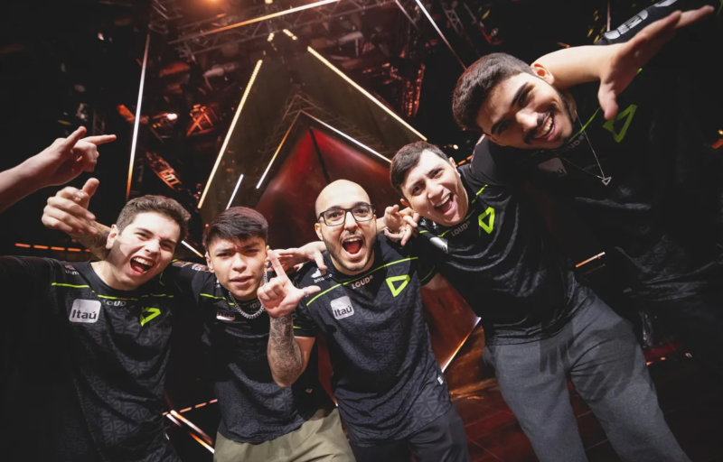 LOUD 🇧🇷 on X: ser prata no LOL e no VALORANT é uma situação complicada  porém, ser prata no LOUD CLUB te dá vários benefícios e recompensas vc pode  participar de vários