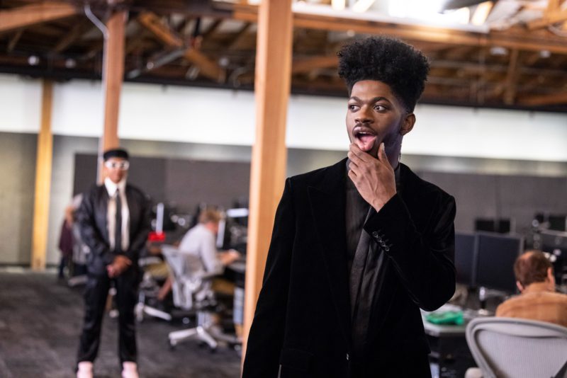 Foto do cantor Lil Nas X tirada em parceria com a Riot para o Worlds 2022