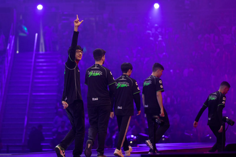 Imagem do mid laner Tinowns, da LOUD, com a mão levantada na final do CBLOL 2022