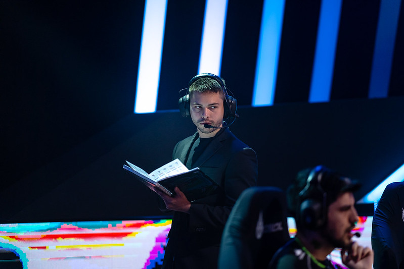 Von com um caderno na mão e no stage do CBLOL pela LOUD