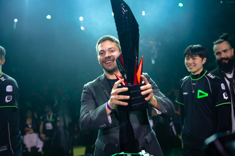 Image of coach Von, from LOUD, with the CBLOL trophy in his hand