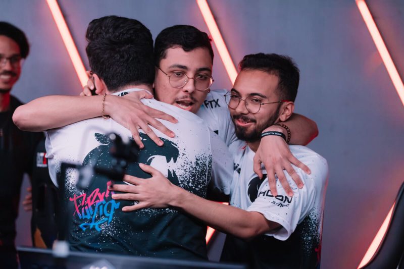 equipe de rainbow six da furia se abraça