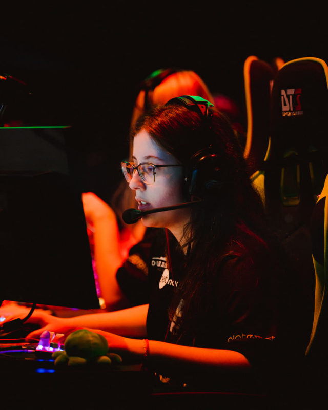 julih durante partida na final da MEG de CS:GO feminino