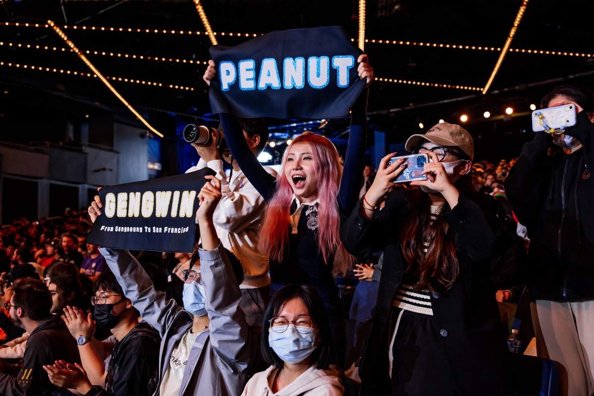 Imagem da torcida com uma placa do Peanut no Worlds 2022