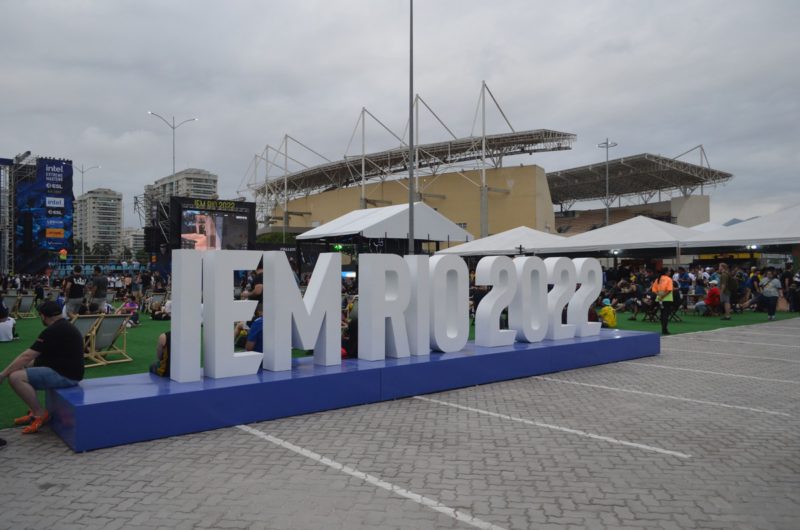 letrero da IEM Rio Major 2022 na fan fest do gaules