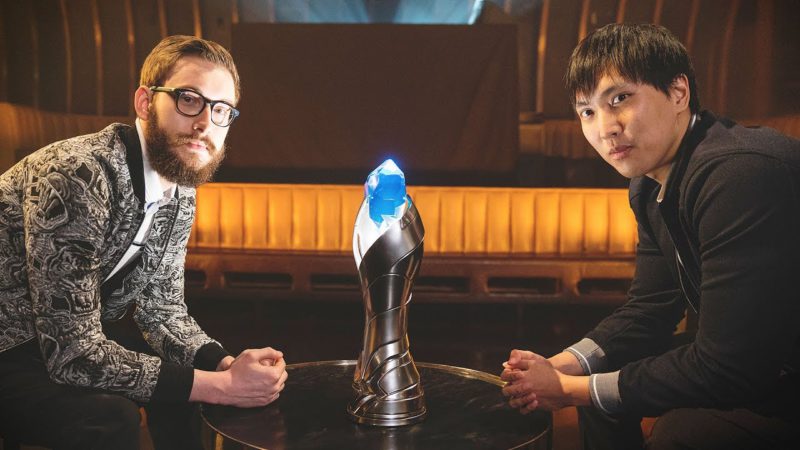 Imagem dos jogadores Bjergsen e Doublelift com o troféu da LCS NA