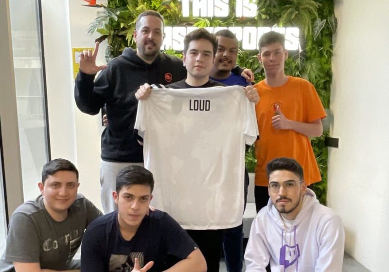 jogadores da loud posam com camisa da case no gaming office da case