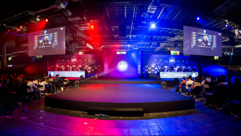 Palco da semi-final da Copa de League of Legends da França com luzes das cores da bandeira do país