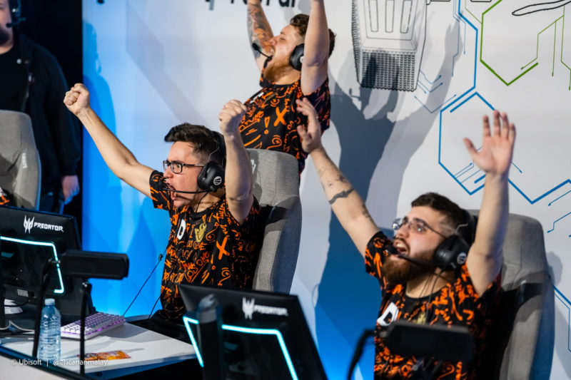 jogadores da los + one comemora durante fase de grupos do six invitational 2023