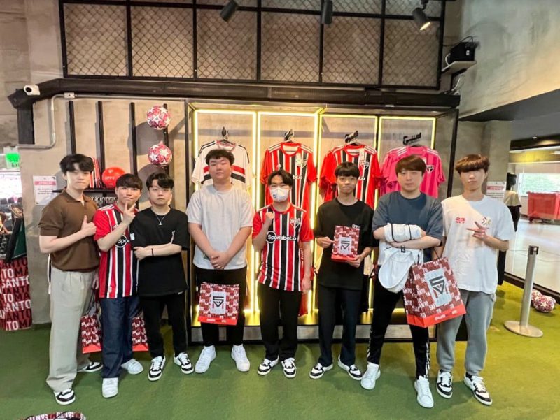 JOGADORES DA DRX POSAM COM A CAMISA DO SÃO PAULO ANTES DE JOGO DO VCT LOCK IN