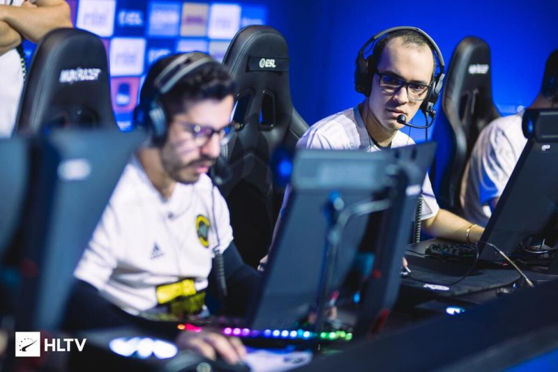 taco olha para coldzera na iem rio major 2022 com a 00 nation