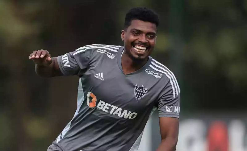 imagem do zagueiro jemerson treinando com a camisa do atlético-mg