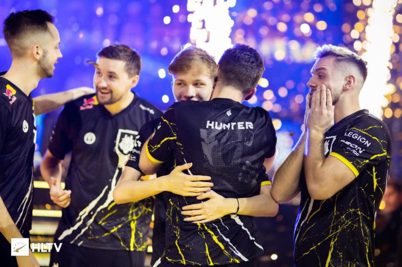 m0NESY comemora título da IEM Katowice 2023 com seus companheiros de equipe