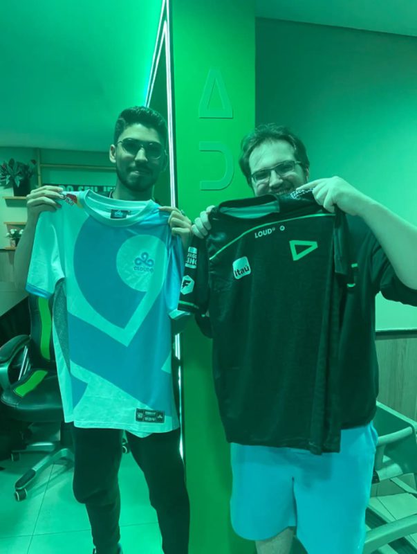 aspas e yay posam com a camisa um do outro antes do início do vct lock in