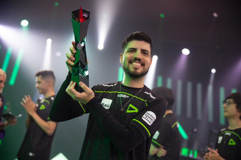 Imagem do LOUD Robo com o troféu do CBLOL 2023